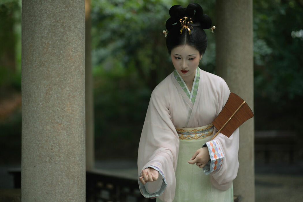 YiTuYu艺图语 Vol.10483 Qi E Rong Rong (51P)