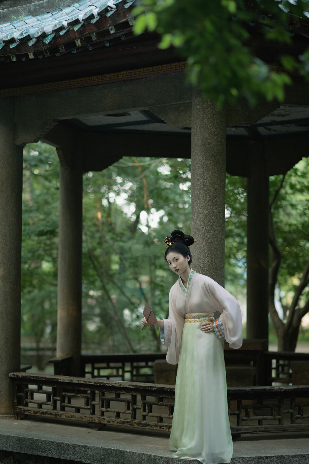 YiTuYu艺图语 Vol.10483 Qi E Rong Rong (51P)