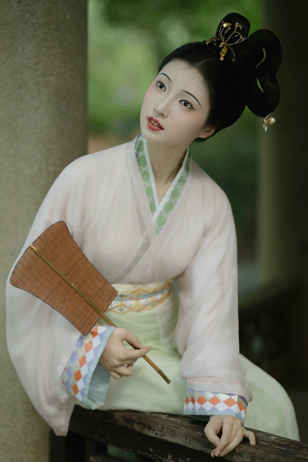 YiTuYu艺图语 Vol.10483 Qi E Rong Rong (51P) Cover Photo
