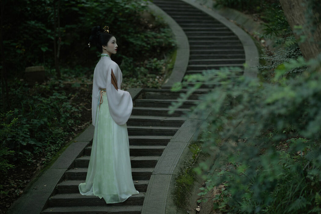 YiTuYu艺图语 Vol.10483 Qi E Rong Rong (51P)