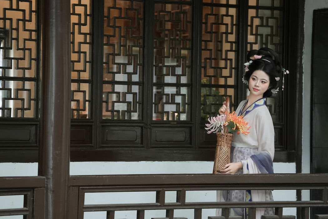 YiTuYu艺图语 Vol.10526 Qi Qi (51P)