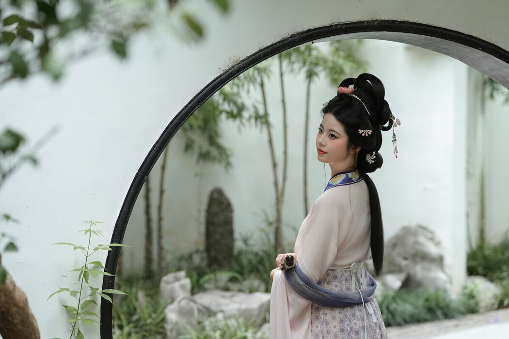 YiTuYu艺图语 Vol.10526 Qi Qi (51P)