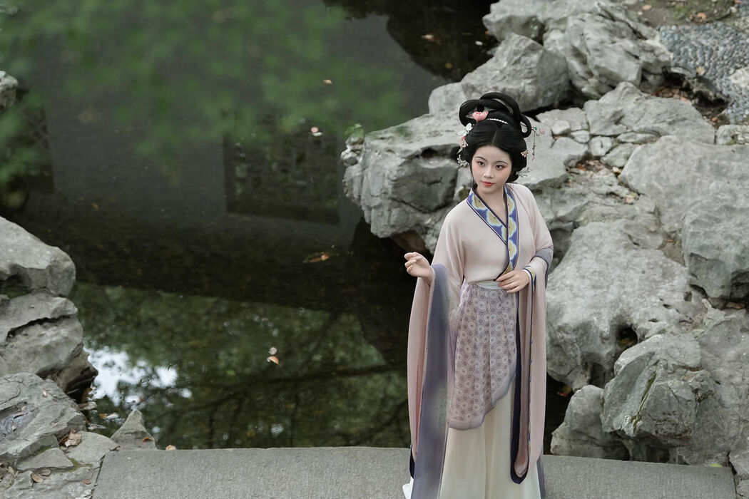 YiTuYu艺图语 Vol.10526 Qi Qi (51P)