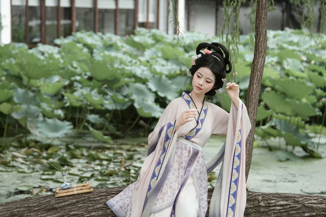 YiTuYu艺图语 Vol.10526 Qi Qi (51P)