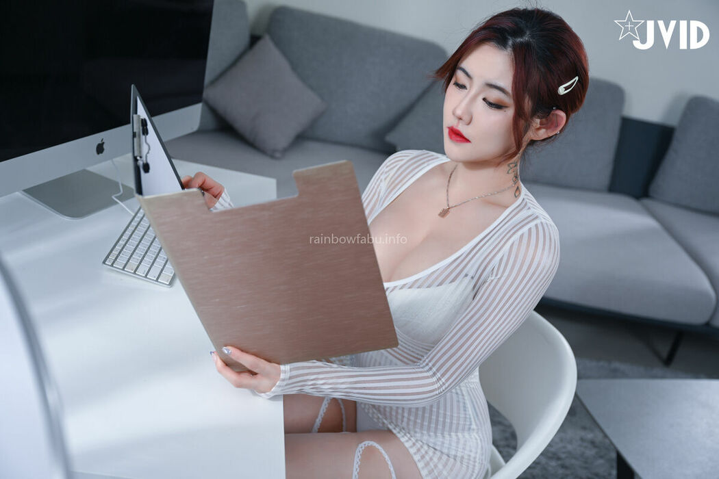 Fei Jue Na 費爵娜 – 上班時胸部掉出來的女同事費爵娜我止住鼻血好心向前提醒 Part01 (59P)