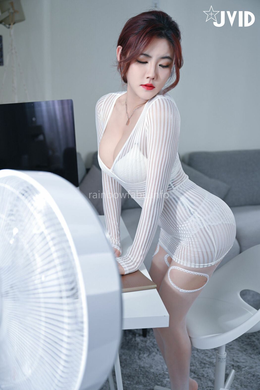 Fei Jue Na 費爵娜 – 上班時胸部掉出來的女同事費爵娜我止住鼻血好心向前提醒 Part01 (59P)