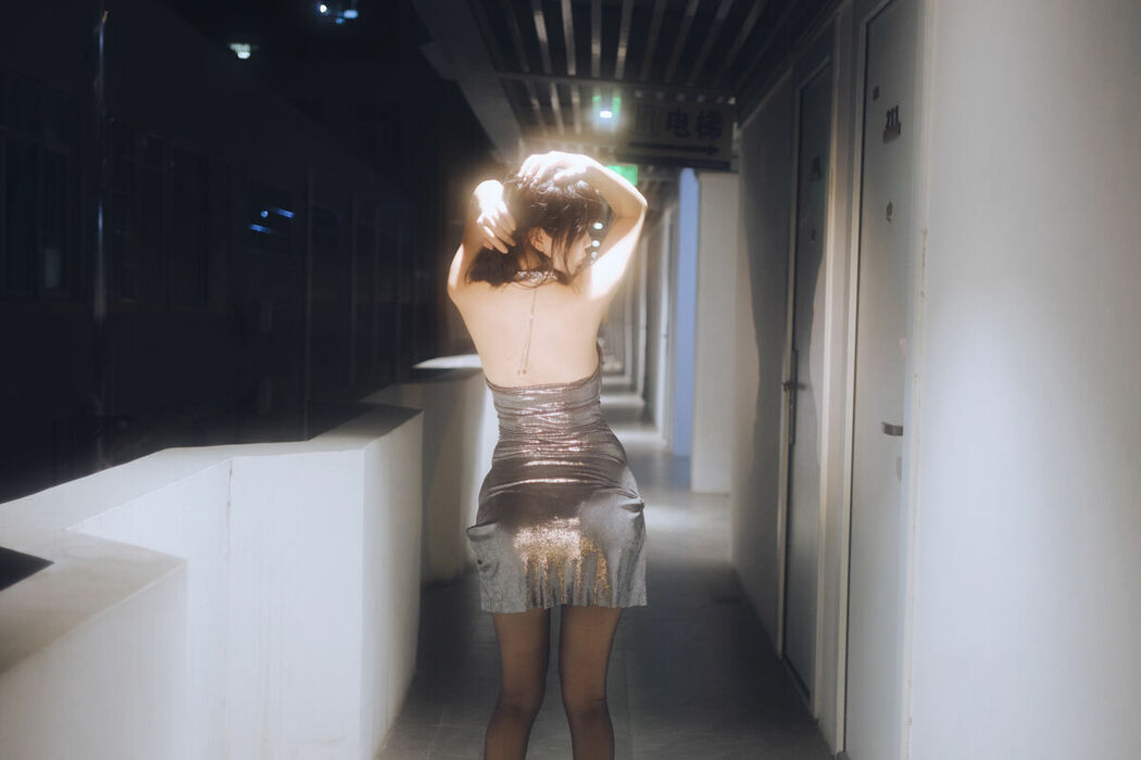 Coser@Tina很妖孽呀 – 夜色连衣裙 (38P)