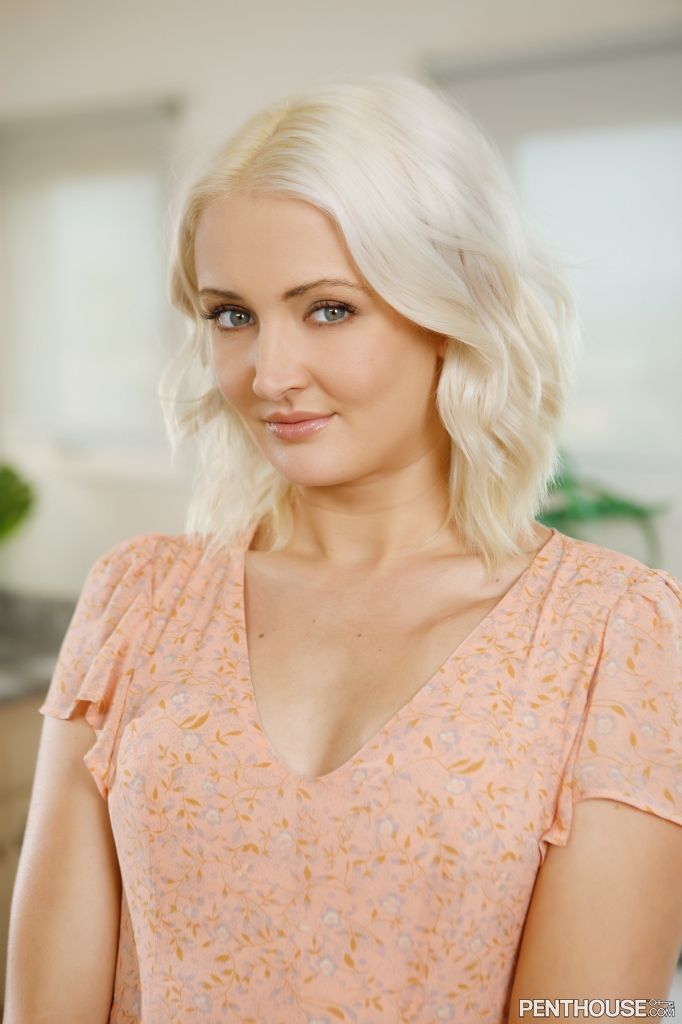 Zoe Sparx In Natural Blonde Lingerie With Big Boobs And Curves