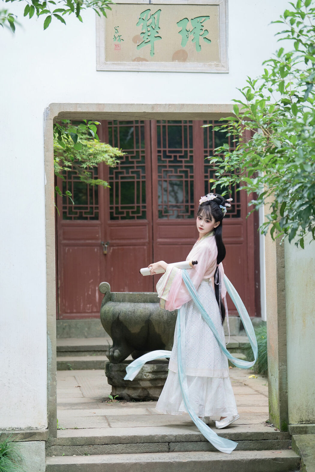 YiTuYu艺图语 Vol.10585 Jiao Yi Zhi Sui Sui (50P)