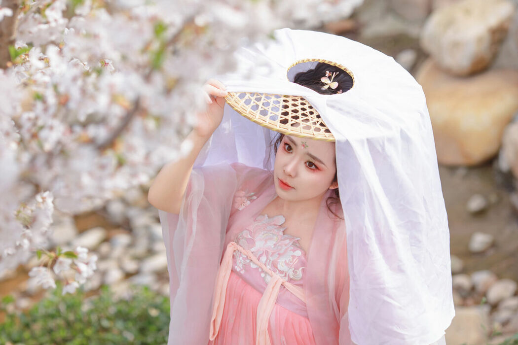 YiTuYu艺图语 Vol.10612 Liu Liu (35P)