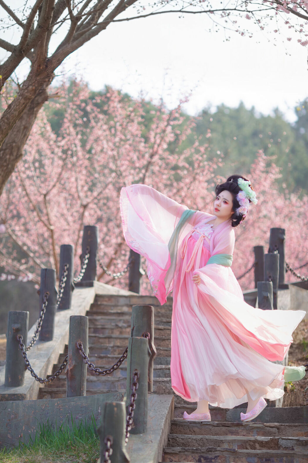 YiTuYu艺图语 Vol.10612 Liu Liu (35P)