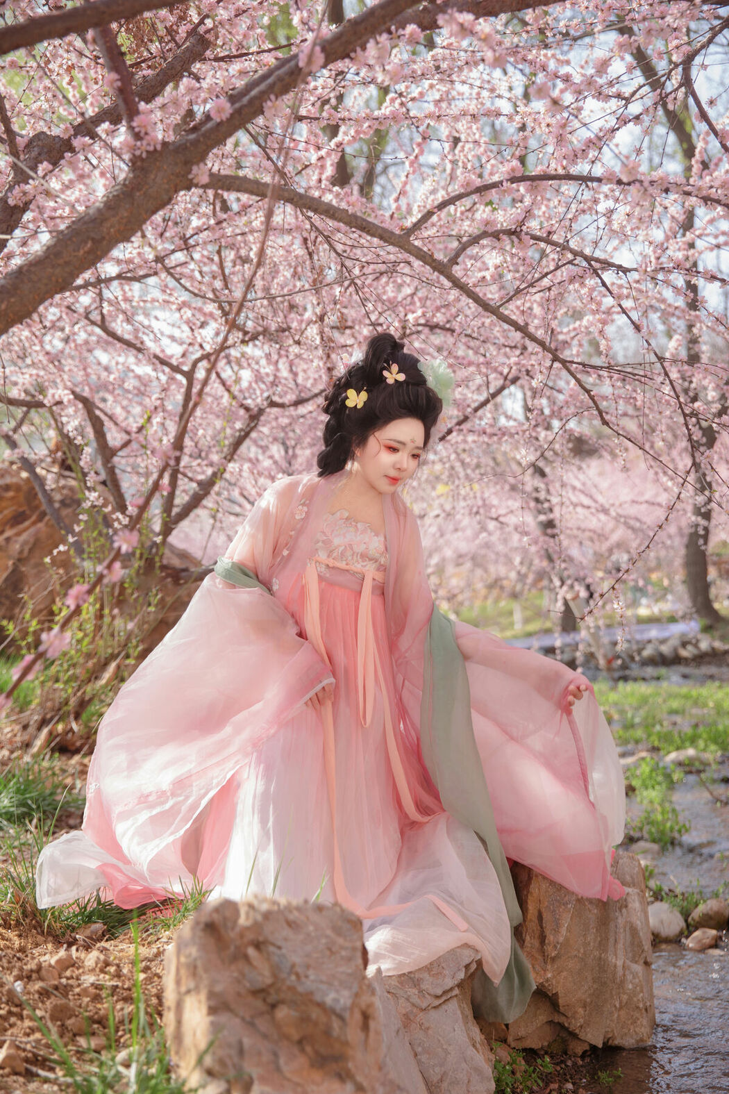 YiTuYu艺图语 Vol.10612 Liu Liu (35P)