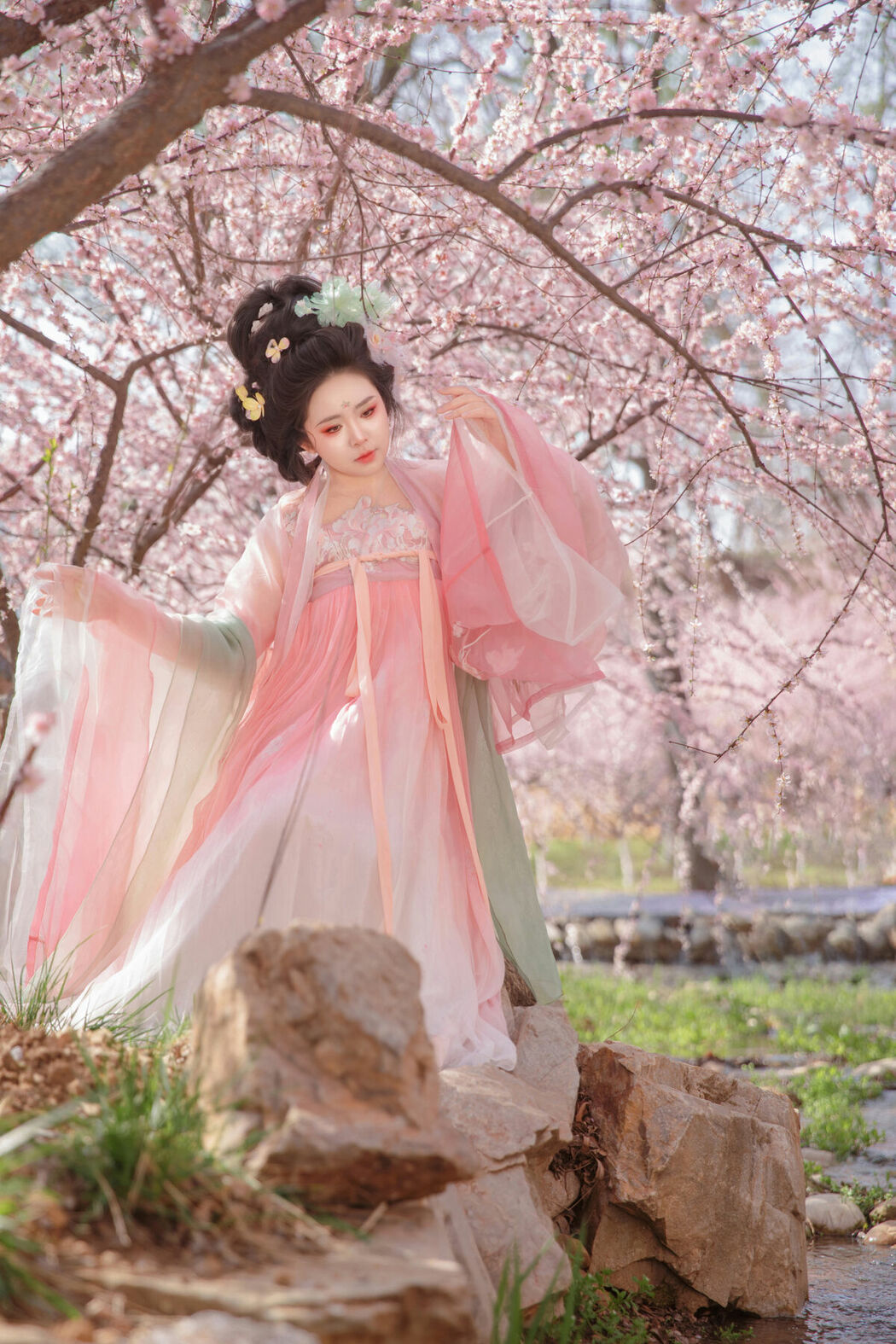 YiTuYu艺图语 Vol.10612 Liu Liu (35P)