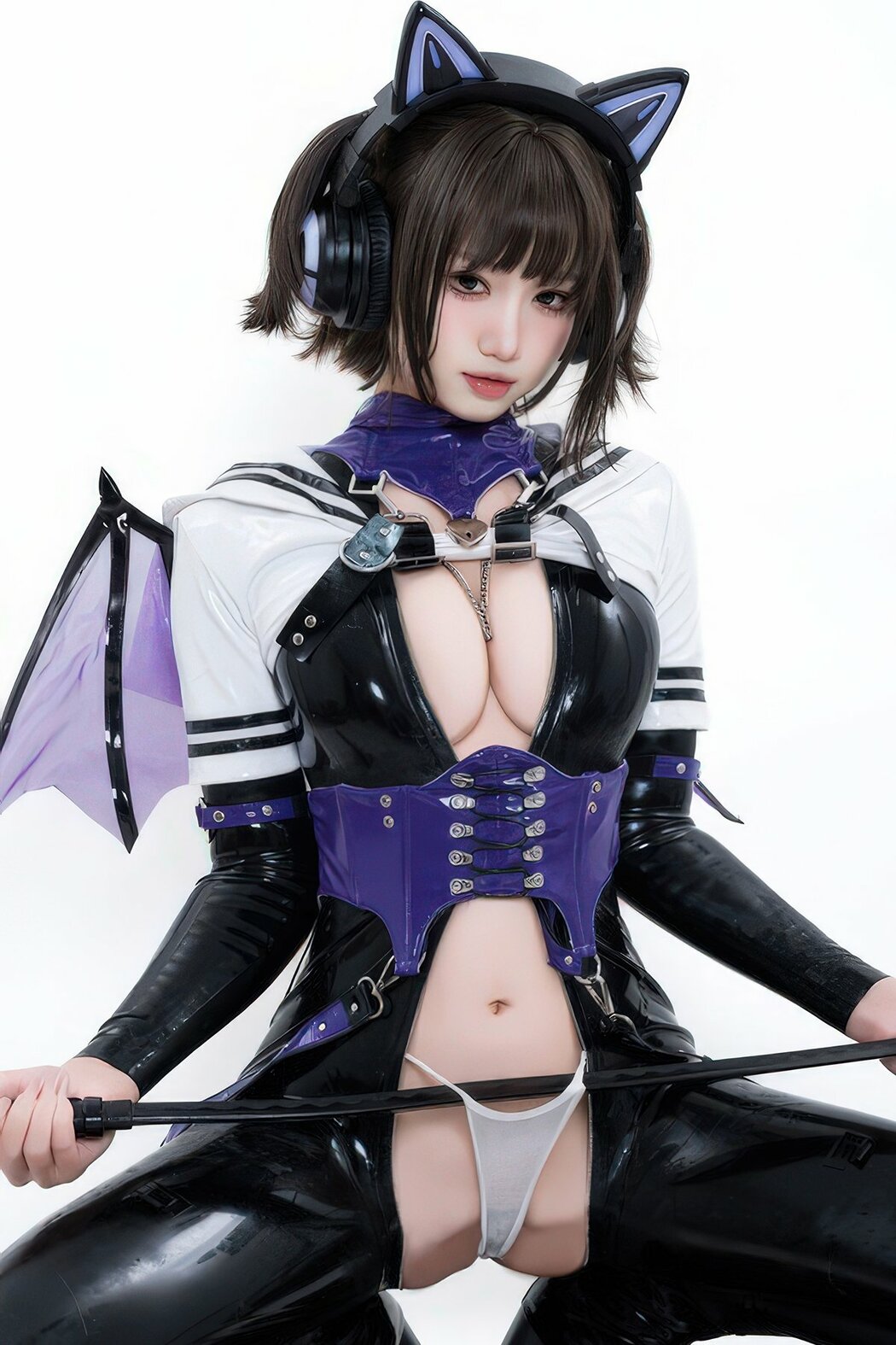 Coser@柒柒要乖哦 – 白棚胶衣 (79P) Cover Photo
