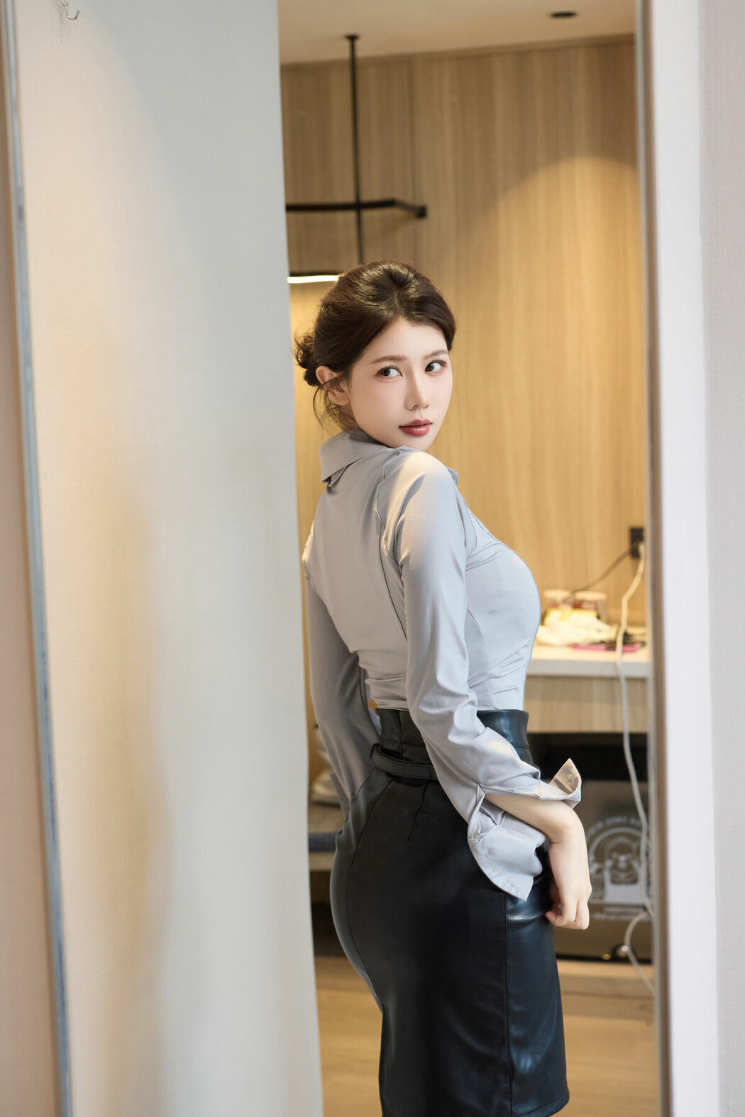 内购无水印 Yin Tian Tian 尹甜甜sunny – 秀人网模特 OL皮裙 Part01 (50P)