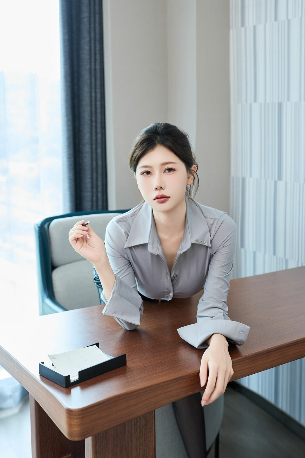 内购无水印 Yin Tian Tian 尹甜甜sunny – 秀人网模特 OL皮裙 Part01 (50P)