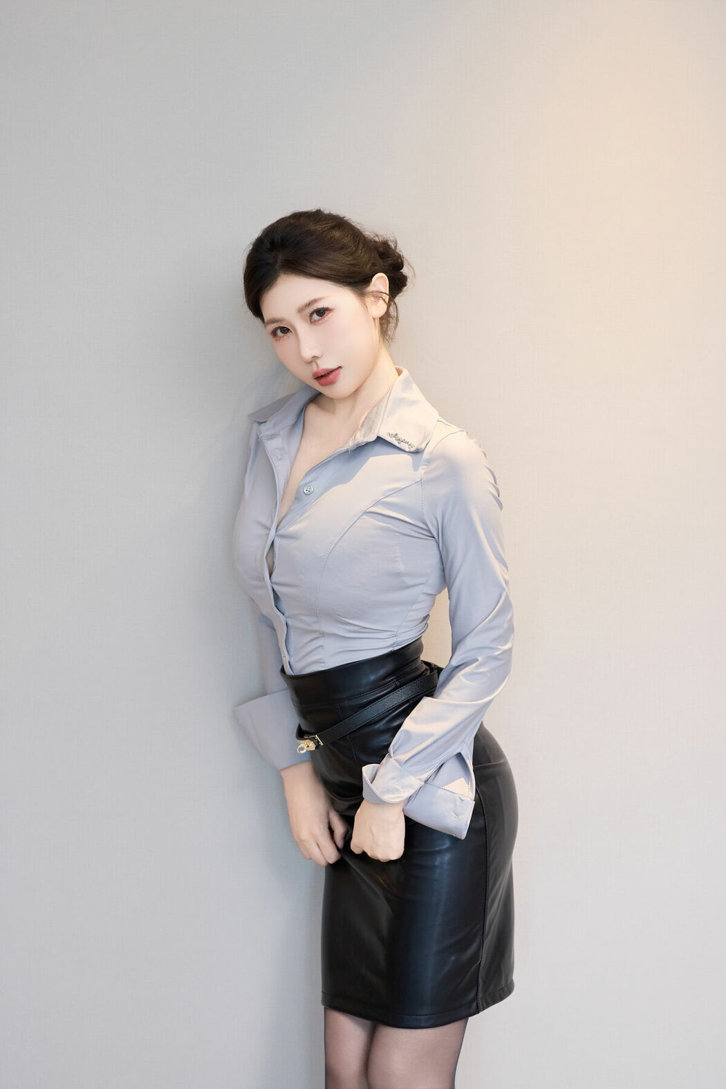 内购无水印 Yin Tian Tian 尹甜甜sunny – 秀人网模特 OL皮裙 Part01 (50P)