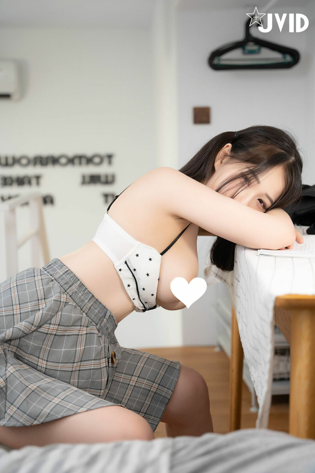 Jie Mi 婕咪 Juice – 不能發出聲音 雙馬尾再次逆麟 又在學長胯下玩起來 (83P)
