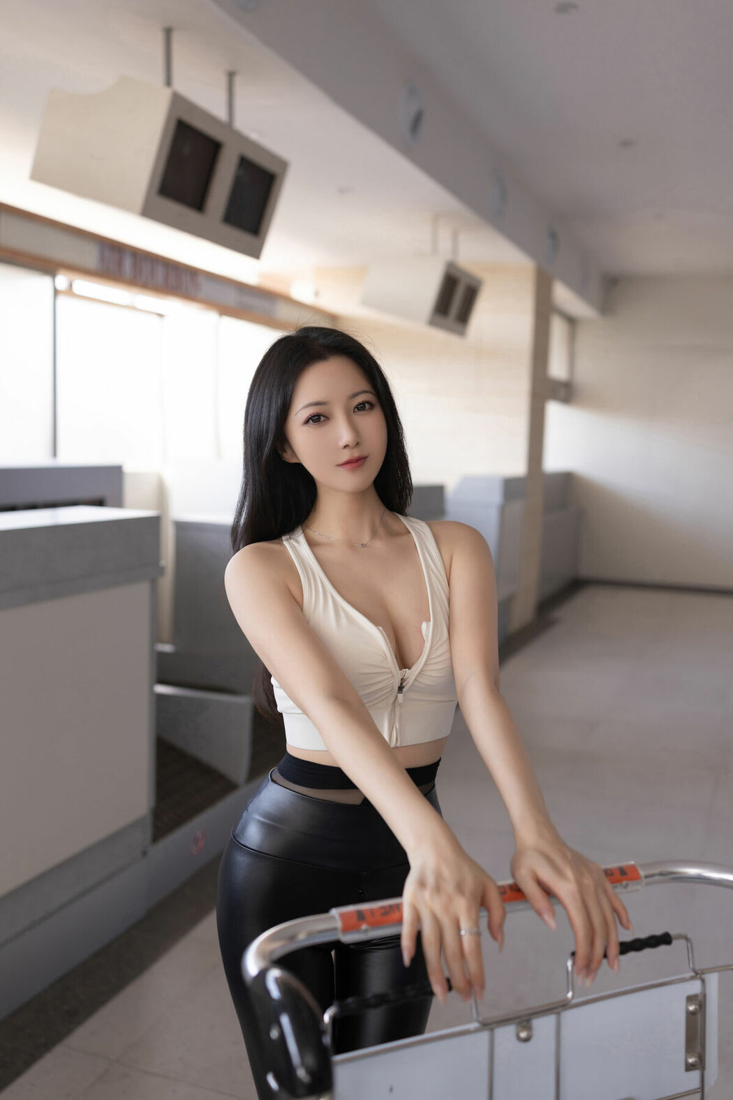 内购无水印 Yu Zi Jiang Fish 鱼子酱Fish – 秀人网模特 行李托运 Part01 (62P)
