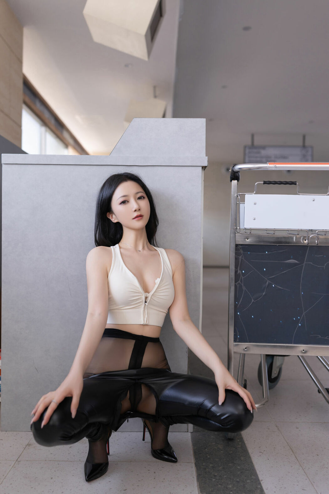 内购无水印 Yu Zi Jiang Fish 鱼子酱Fish – 秀人网模特 行李托运 Part01 (62P)