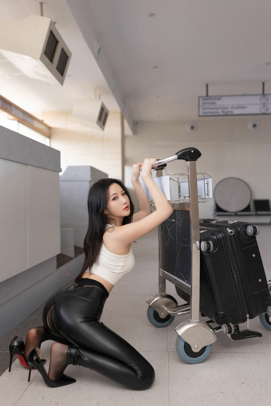 内购无水印 Yu Zi Jiang Fish 鱼子酱Fish – 秀人网模特 行李托运 Part01 (62P)