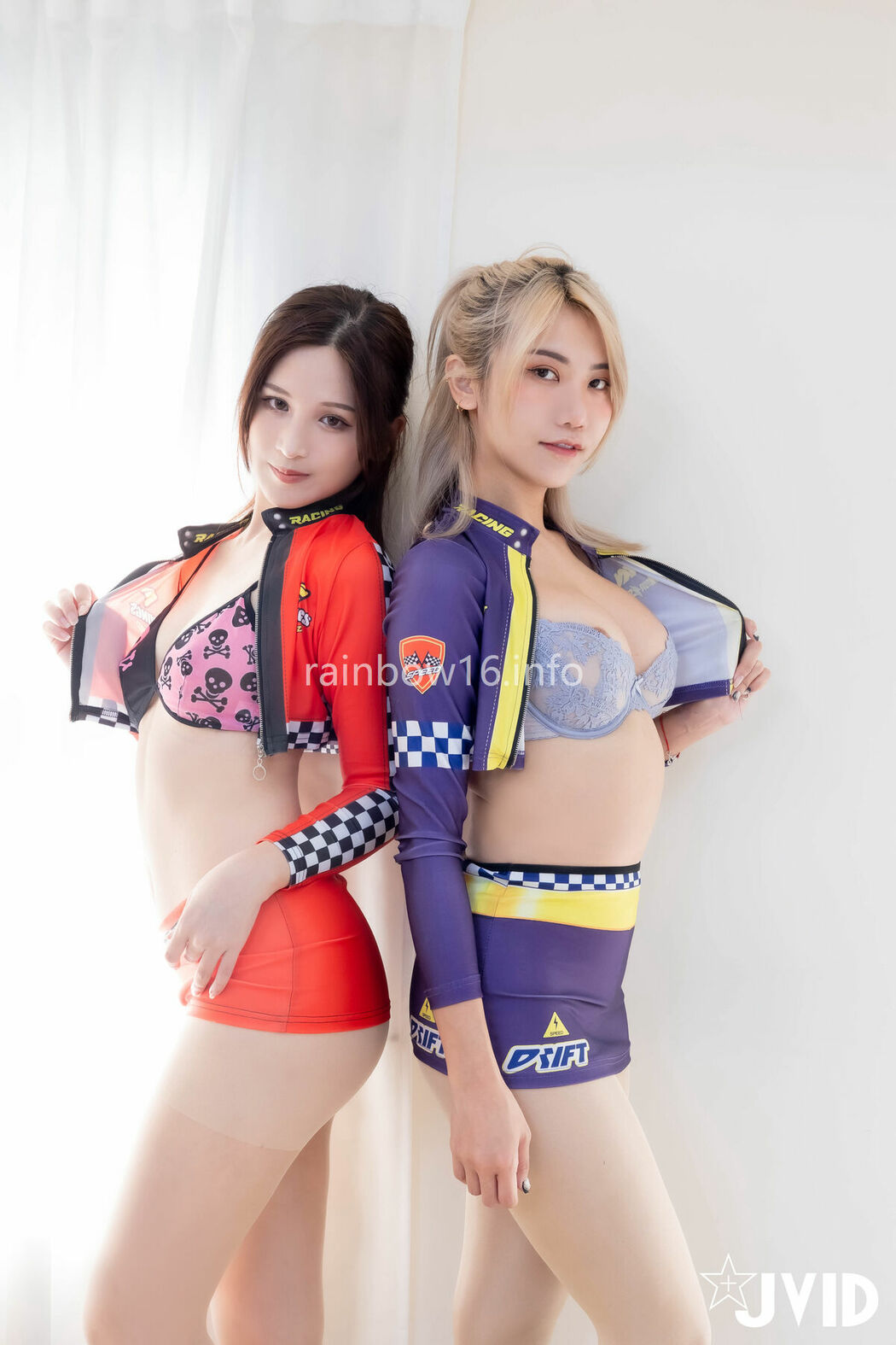 Yi Fu Die 伊芙蝶 And Ai Xi Ash艾希 – 四點全露 首次合體珍藏 賽車女郎油亮絲襪美腳蕾絲邊誘惑 Part01 (64P – 1V)