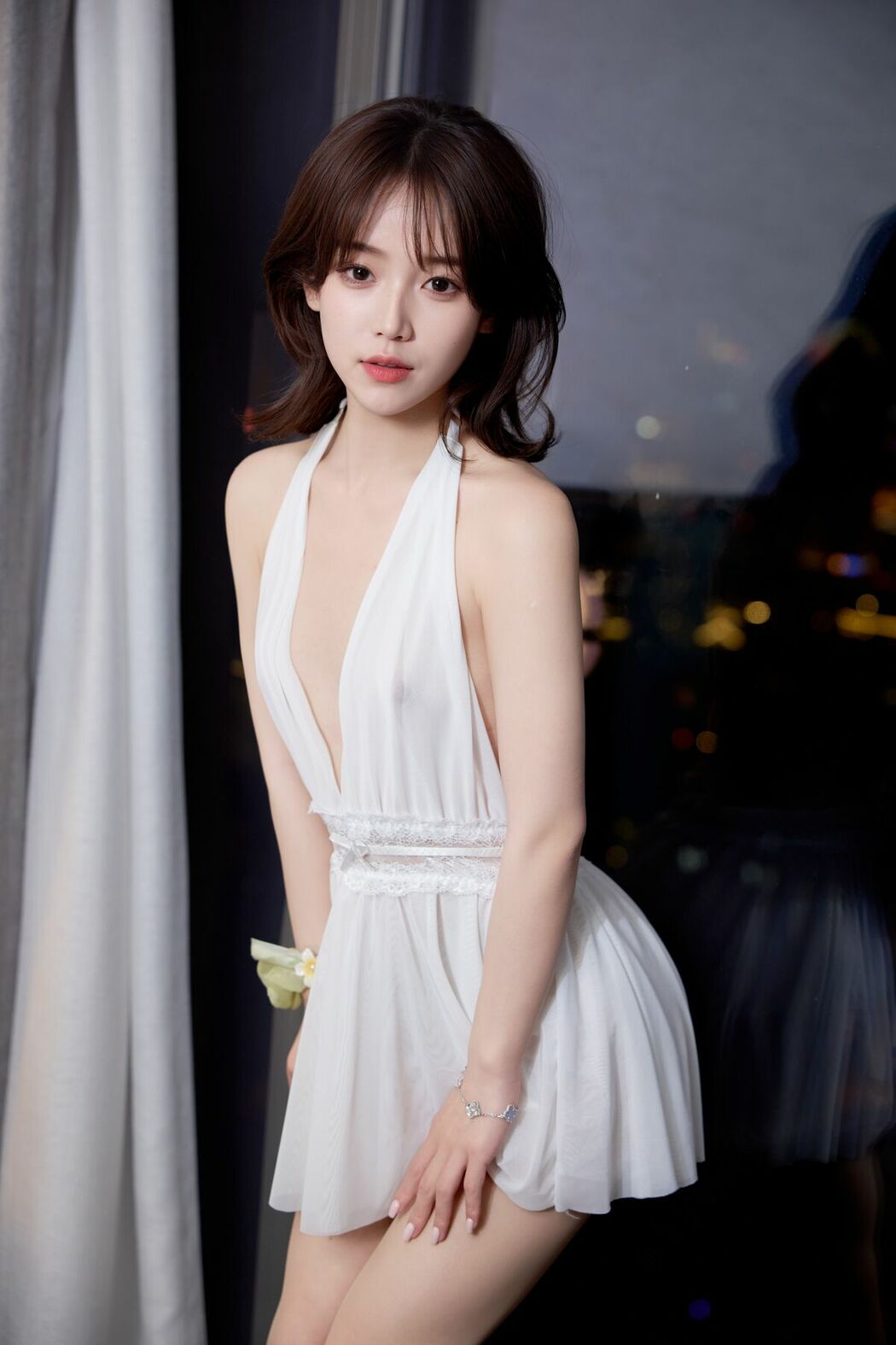XR Uncensored Zhi Zhi 汁汁 – R18 秀人网模特 她的白色短裙 (82P)