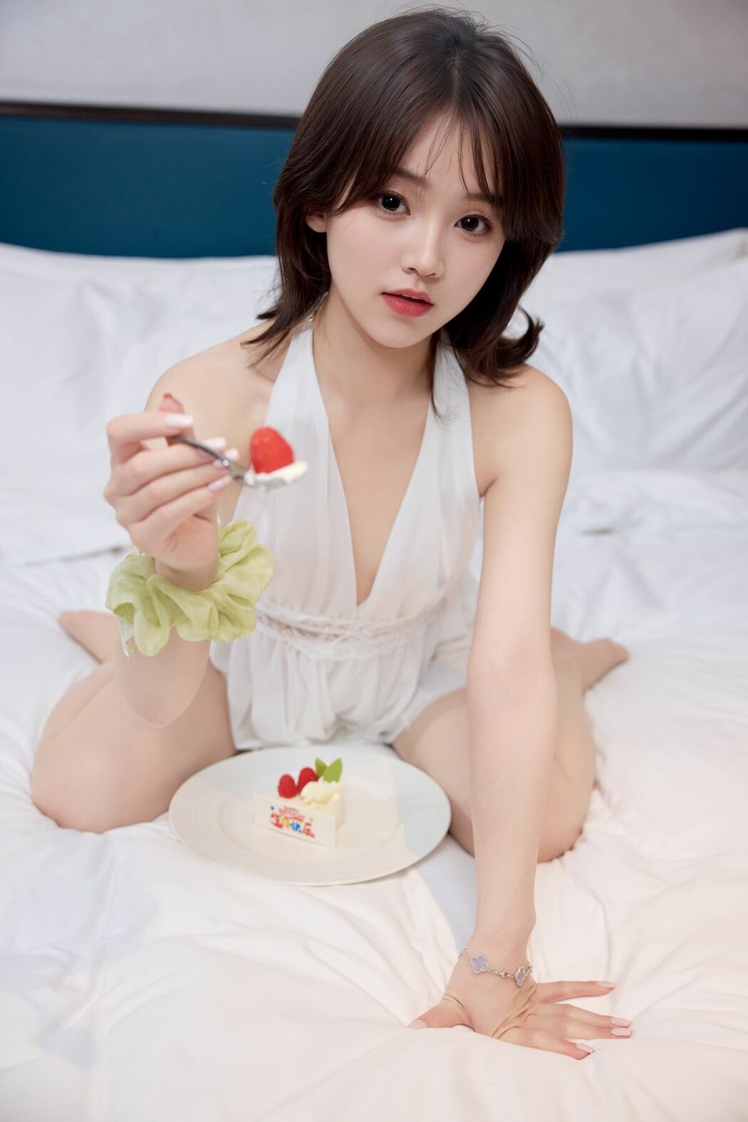 XR Uncensored Zhi Zhi 汁汁 – R18 秀人网模特 她的白色短裙 (82P)