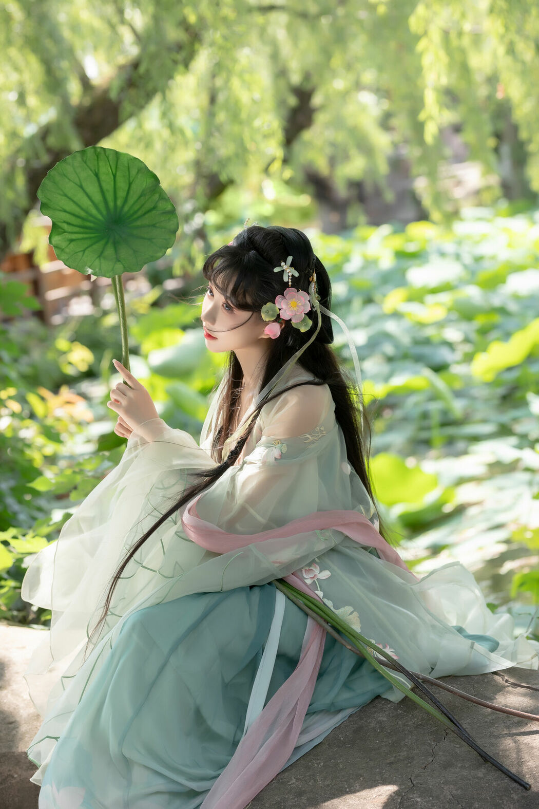 YiTuYu艺图语 Vol.9537 Qi Luo Sheng De Xiao Su Su (15P)