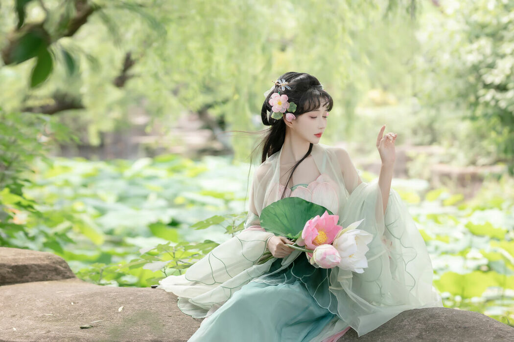 YiTuYu艺图语 Vol.9537 Qi Luo Sheng De Xiao Su Su (15P)