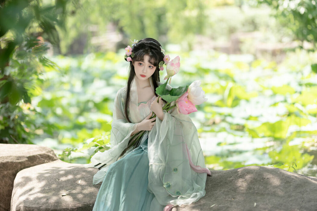 YiTuYu艺图语 Vol.9537 Qi Luo Sheng De Xiao Su Su (15P)