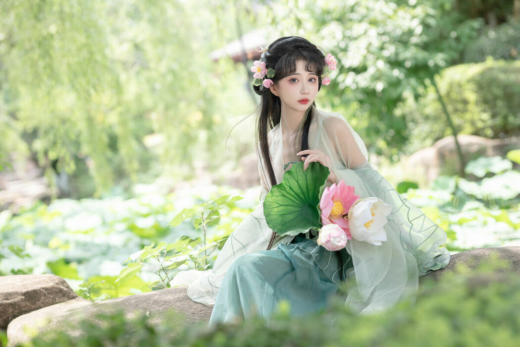 YiTuYu艺图语 Vol.9537 Qi Luo Sheng De Xiao Su Su (15P)