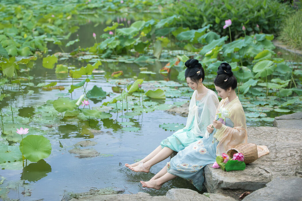 YiTuYu艺图语 Vol.9570 Jiu Shi Jiao Mei Nan A (43P)