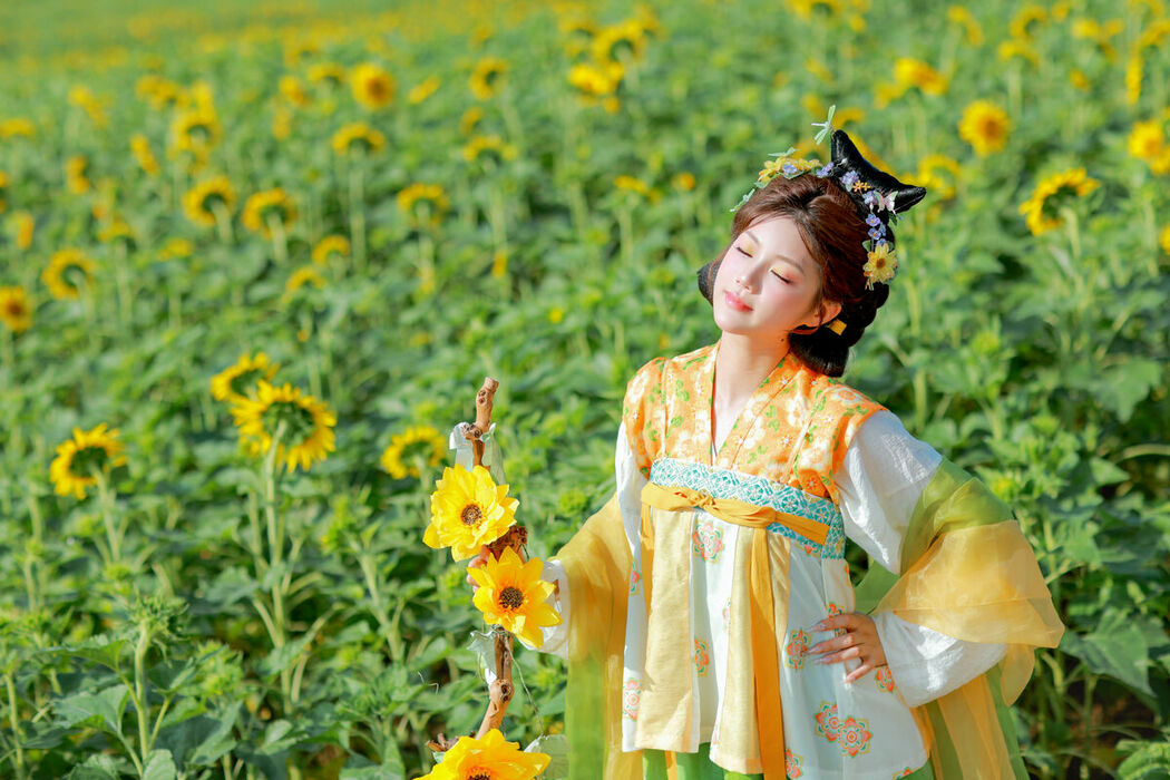 YiTuYu艺图语 Vol.9589 Dai Dai Bu Xiang Fei (17P)