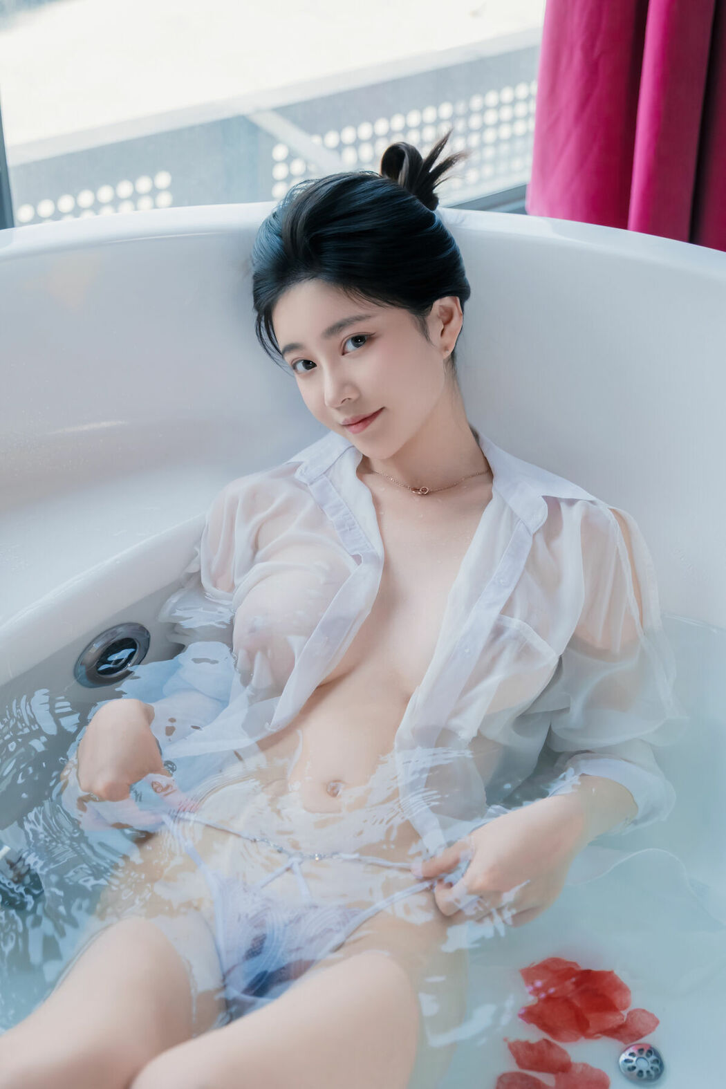 Coser@年年Nnian – 浴女 (82P)