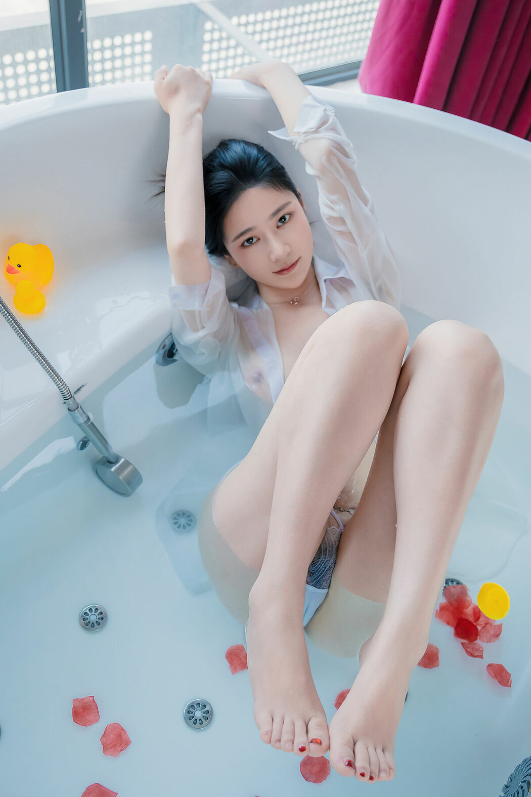 Coser@年年Nnian – 浴女 (82P)