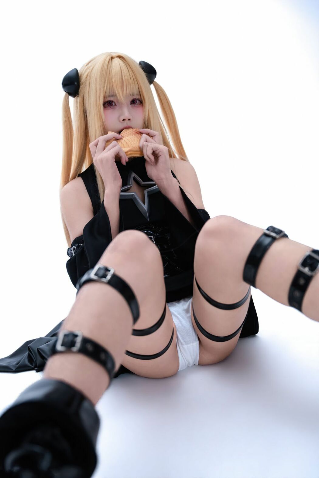 Coser@清水凪 – 出包王女 金色暗影 (39P)