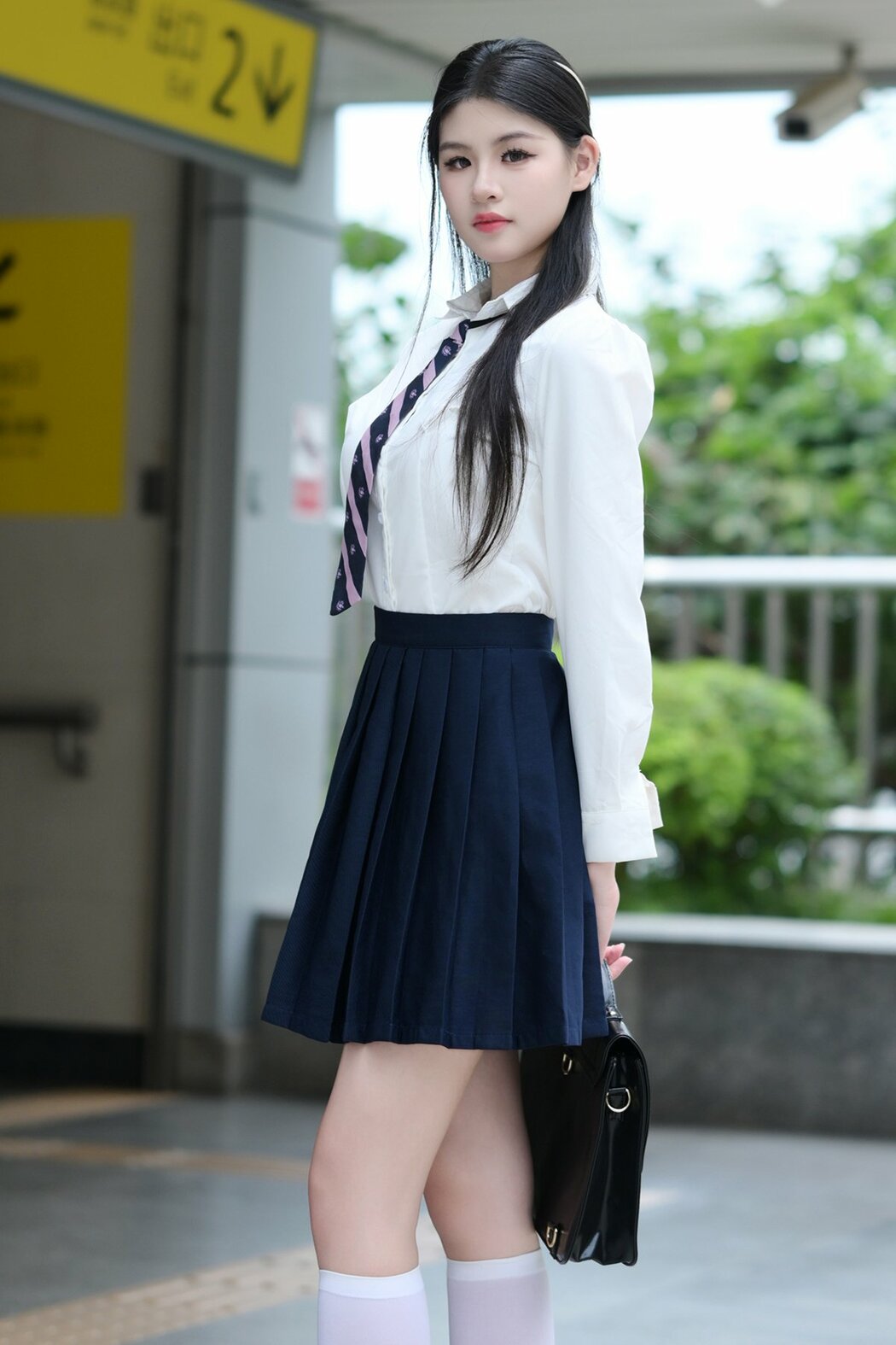 YiTuYu艺图语 Vol.9652 Li Zhi (17P) Cover Photo