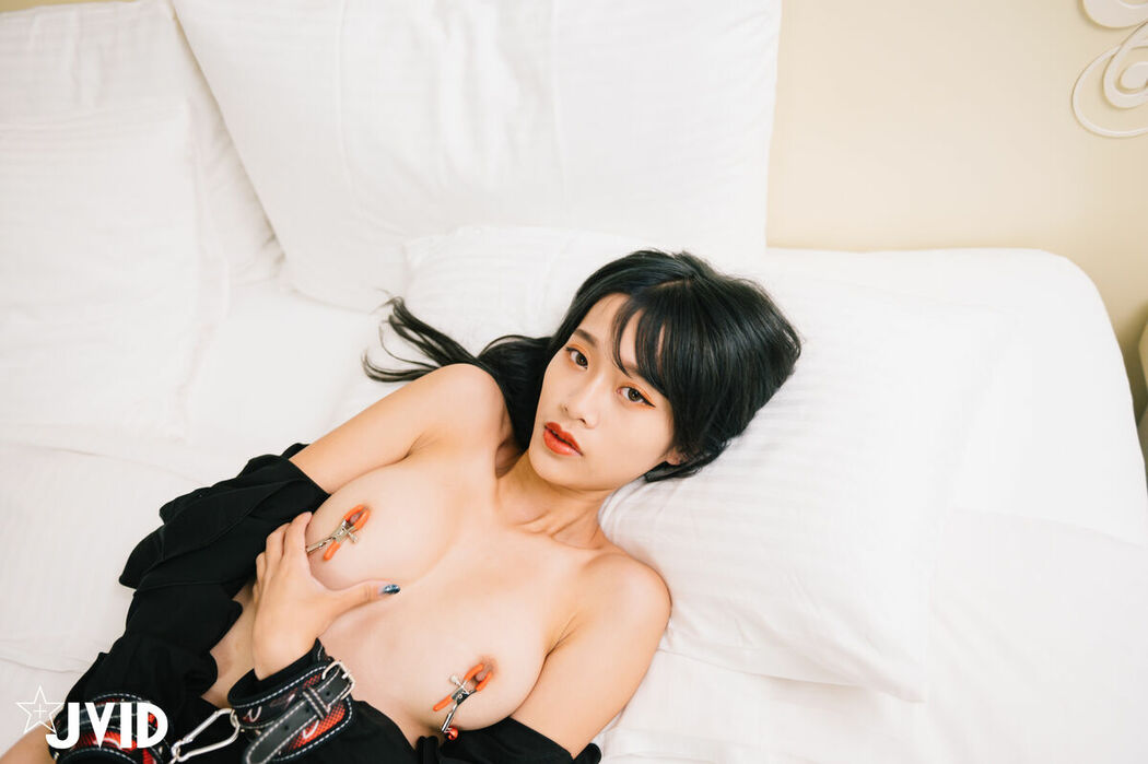 Han Fang Yu 韓芳語 – DesireVol 極正大奶大學新鮮人芳語 下班後的情色指導 (54P)