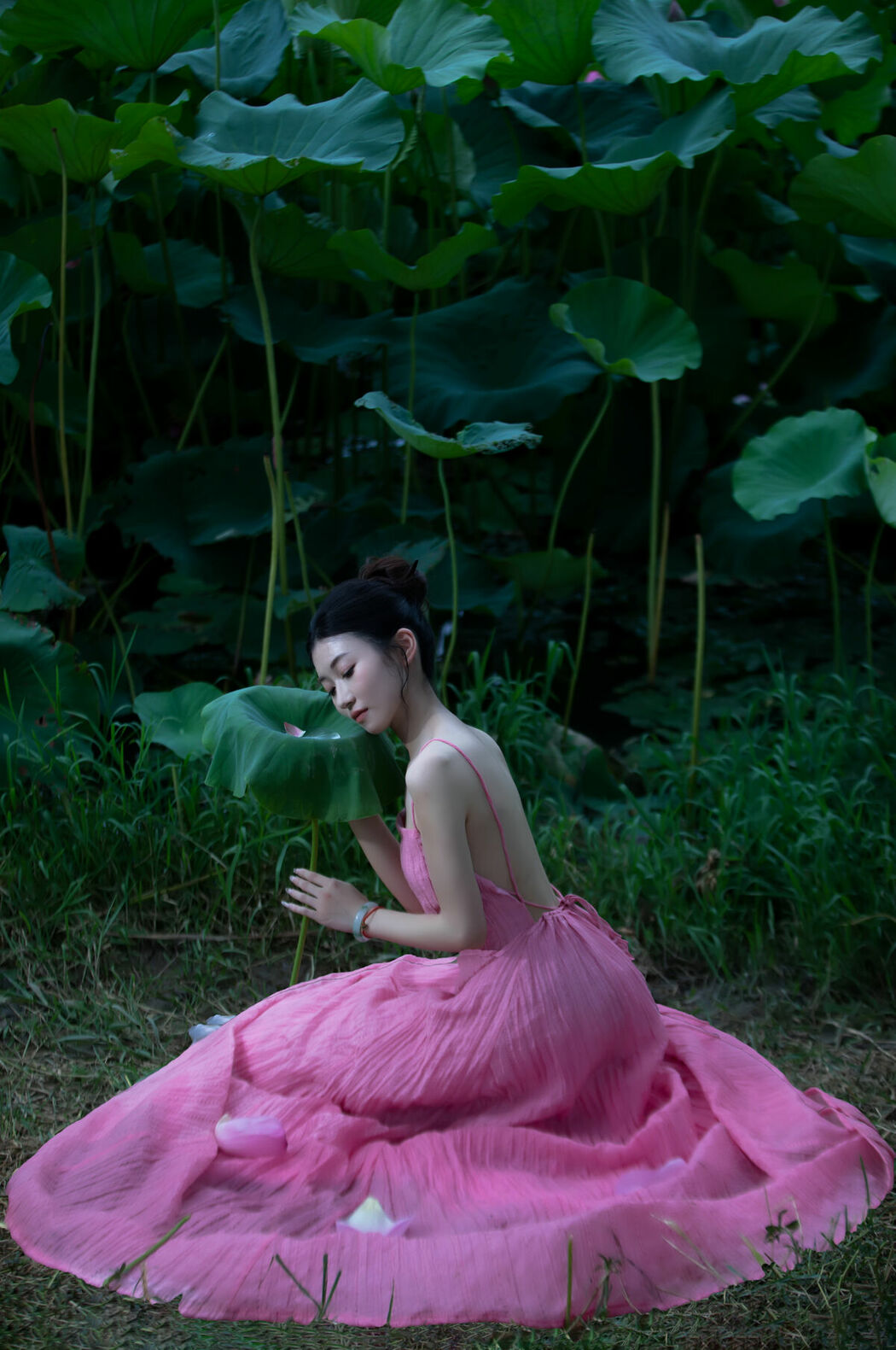 YiTuYu艺图语 Vol.9702 Niu Pai Xiao Wang Zi (16P)