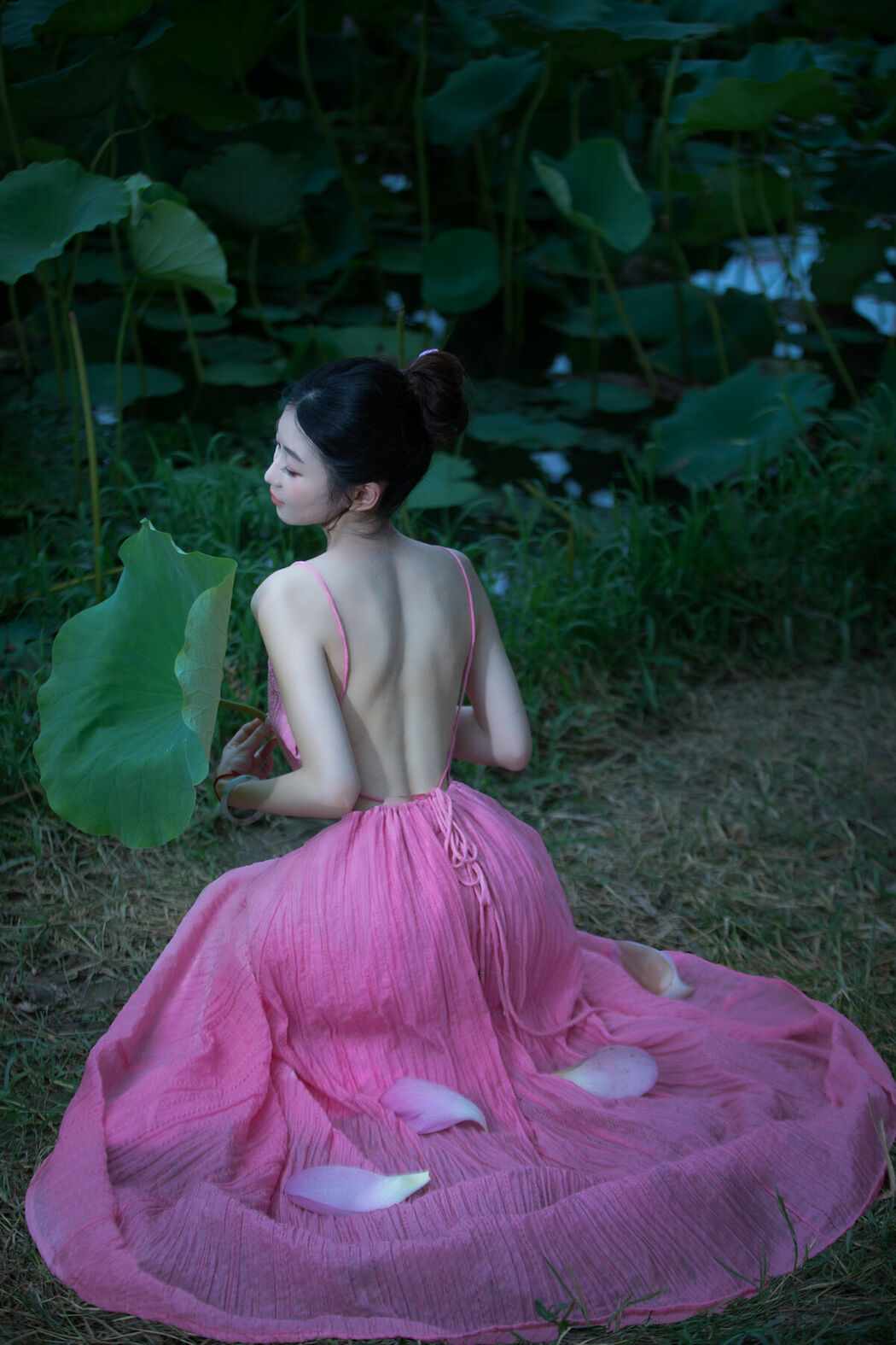 YiTuYu艺图语 Vol.9702 Niu Pai Xiao Wang Zi (16P)