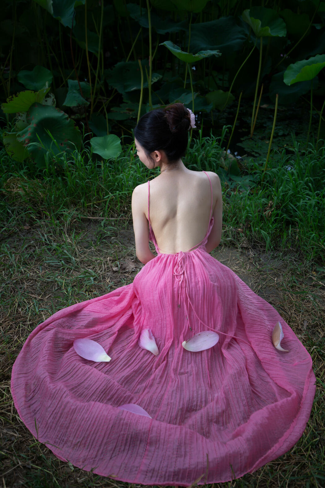 YiTuYu艺图语 Vol.9702 Niu Pai Xiao Wang Zi (16P)
