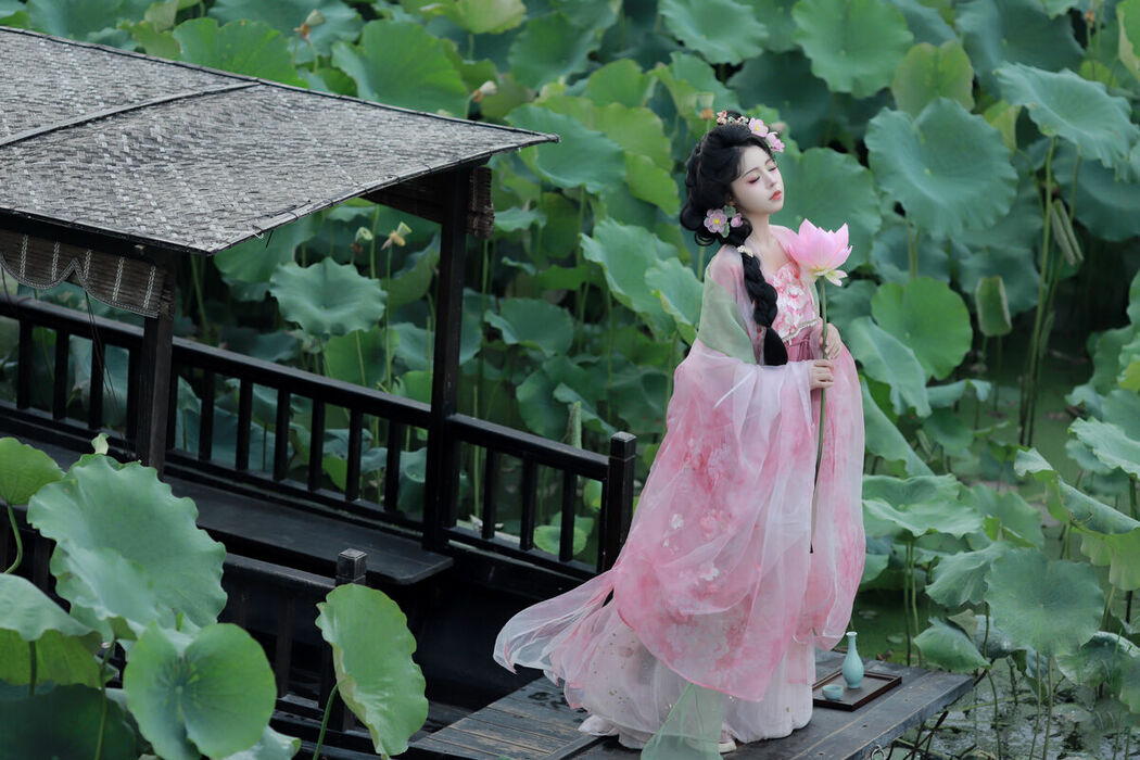 YiTuYu艺图语 Vol.9717 Zhen Zhen Ai Chi La (16P)