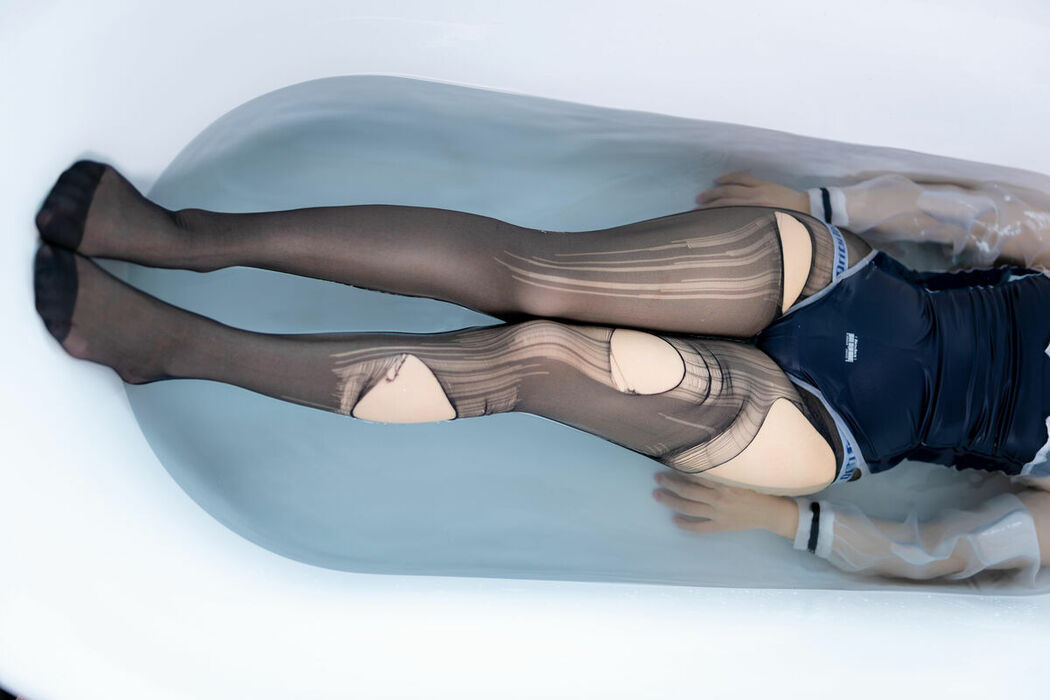 Coser@十万珍吱伏特 – 香川澪 碧波-浴缸死库水 (69P)