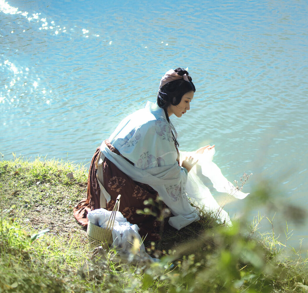 YiTuYu艺图语 Vol.9750 He Li Han (18P)