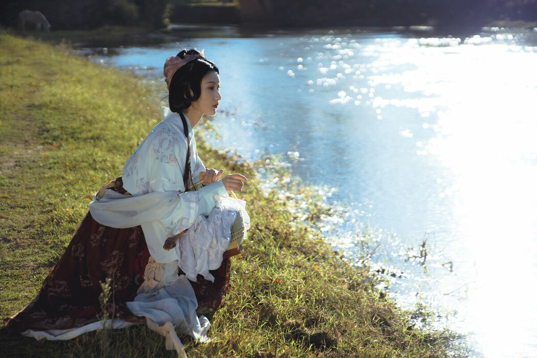 YiTuYu艺图语 Vol.9750 He Li Han (18P)