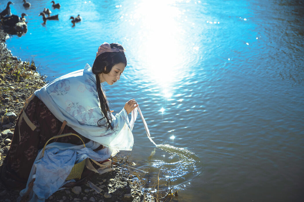 YiTuYu艺图语 Vol.9750 He Li Han (18P)