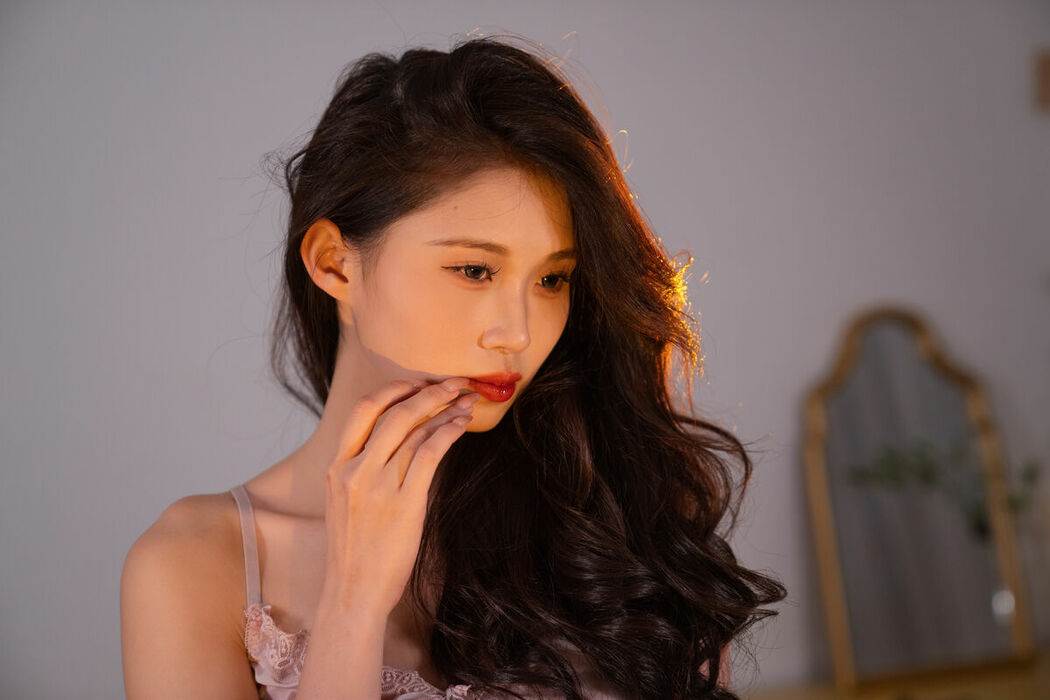 YiTuYu艺图语 Vol.9807 Model Liu (34P)