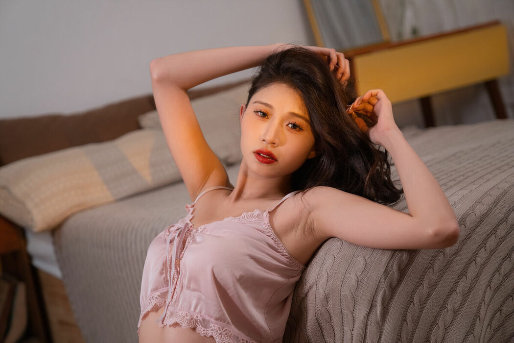 YiTuYu艺图语 Vol.9807 Model Liu (34P)
