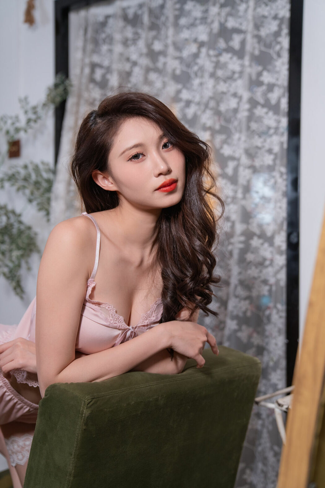 YiTuYu艺图语 Vol.9807 Model Liu (34P)